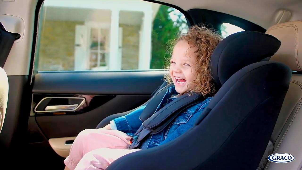Graco Turn2Me - автокресло в машине с ребёнком