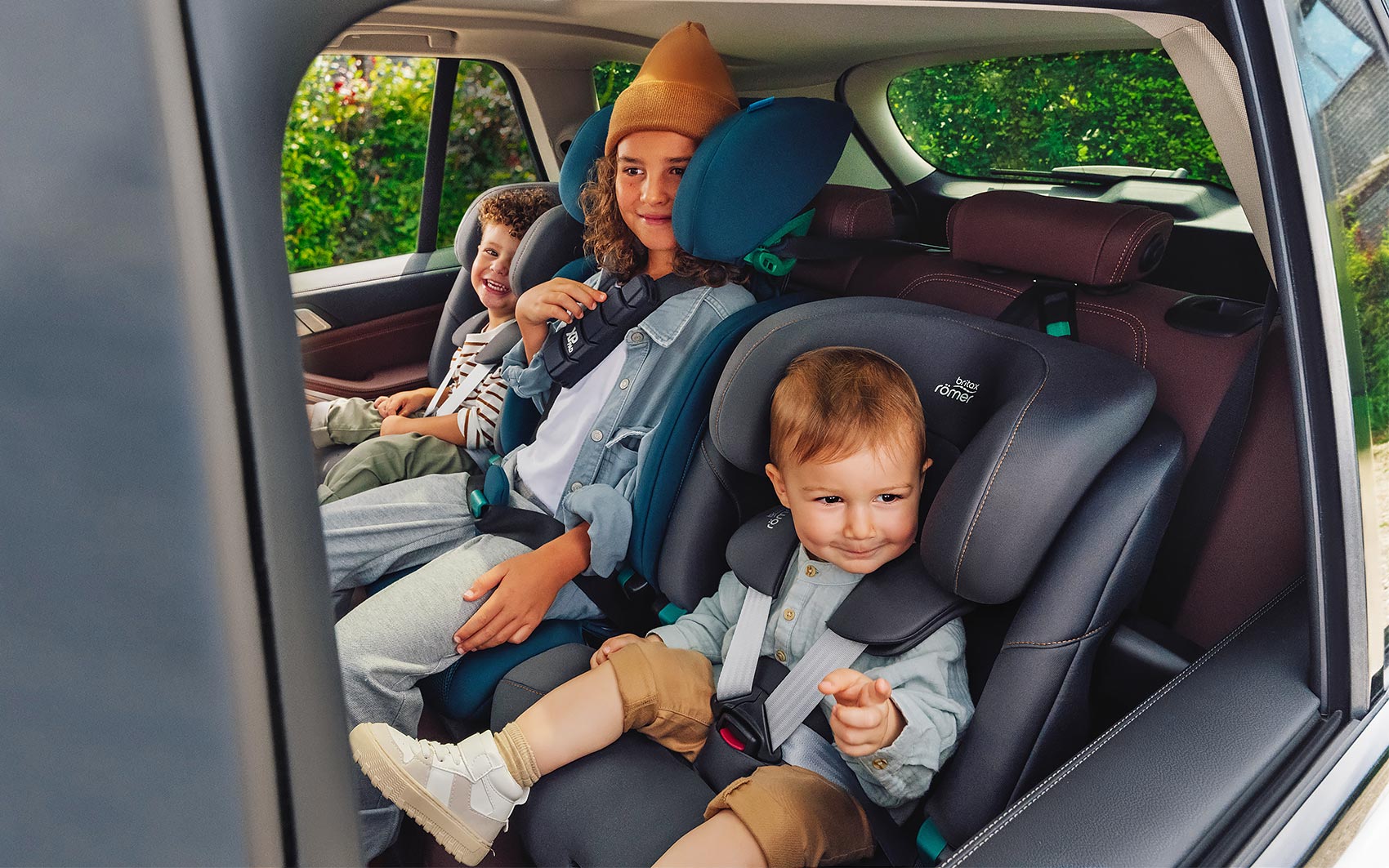 Britax Römer Advansafix Pro - дети в автокресле в машине