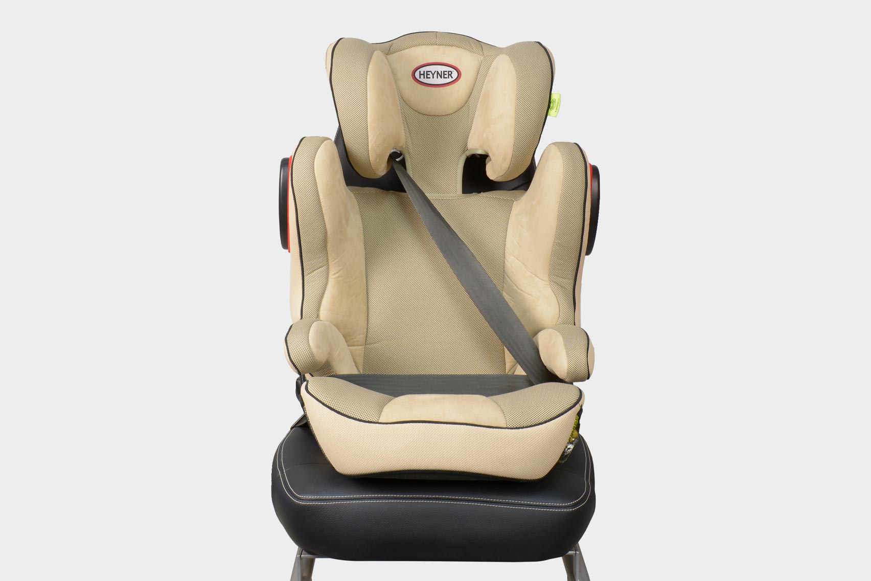 Heyner Maxi Protect Ergo 3D-SP фиксация ребёнка ремнём безопасности