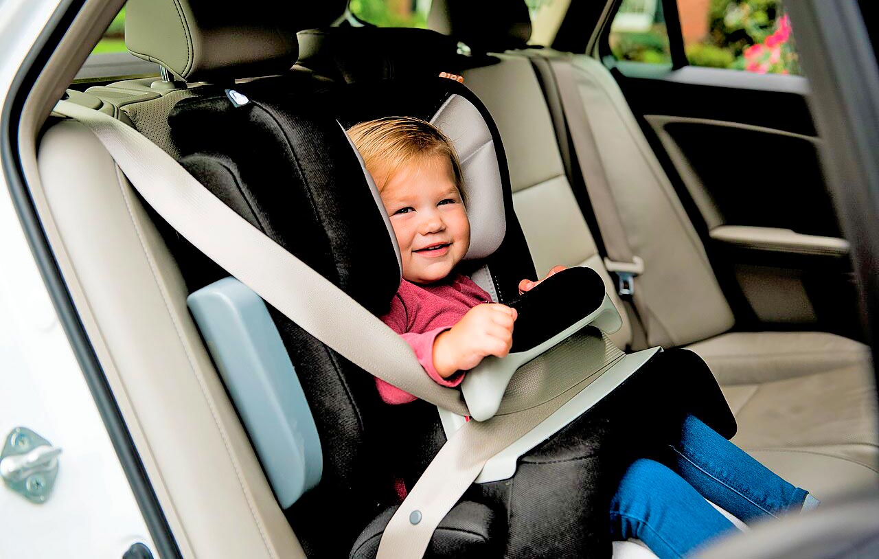 Joie Trillo Shield - автокресло в машине с ребёнком