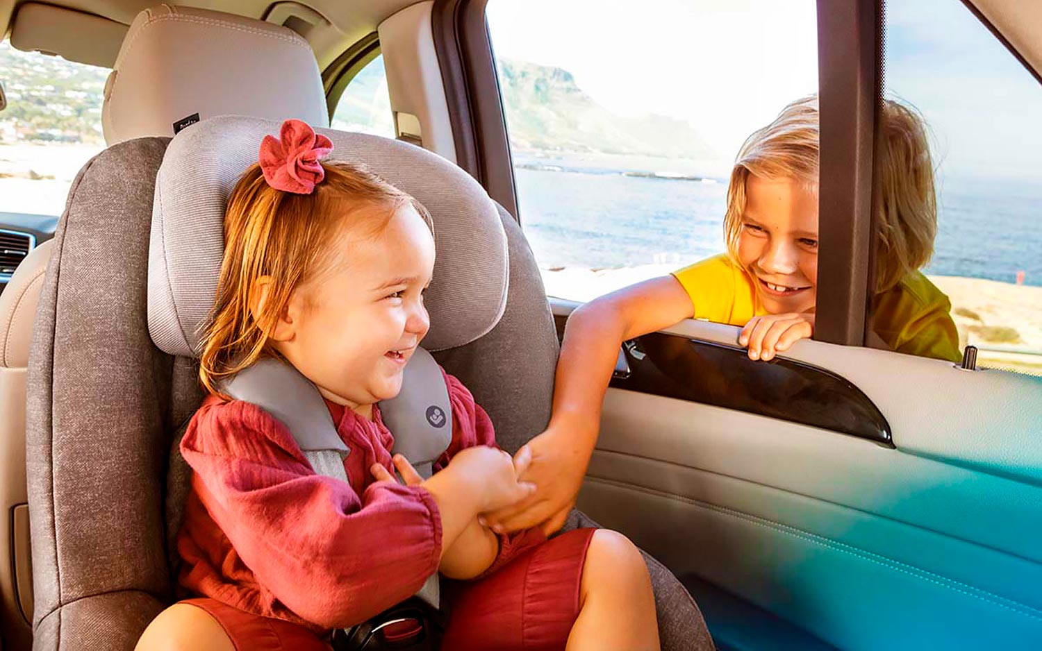 Maxi-Cosi Pearl Smart i-Size - автокресло с ребенком в машине