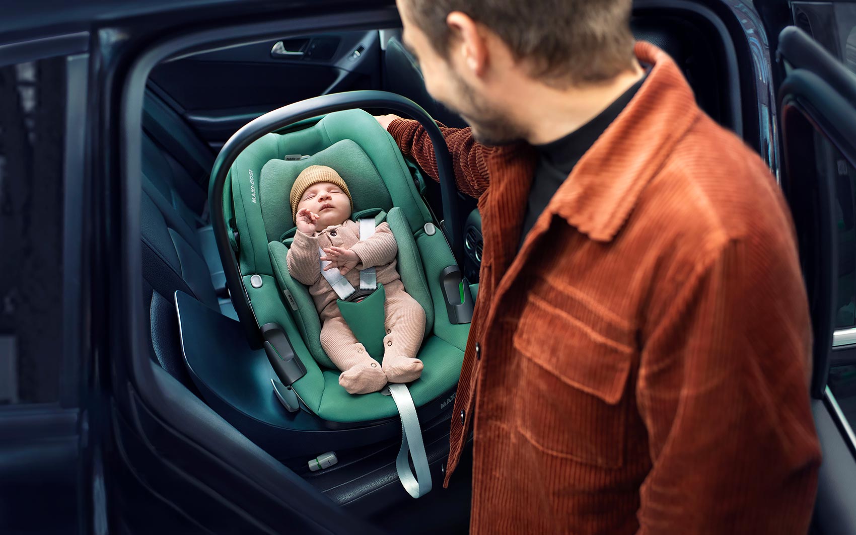 Maxi-Cosi Pebble 360 - автокресло с ребенком в машине