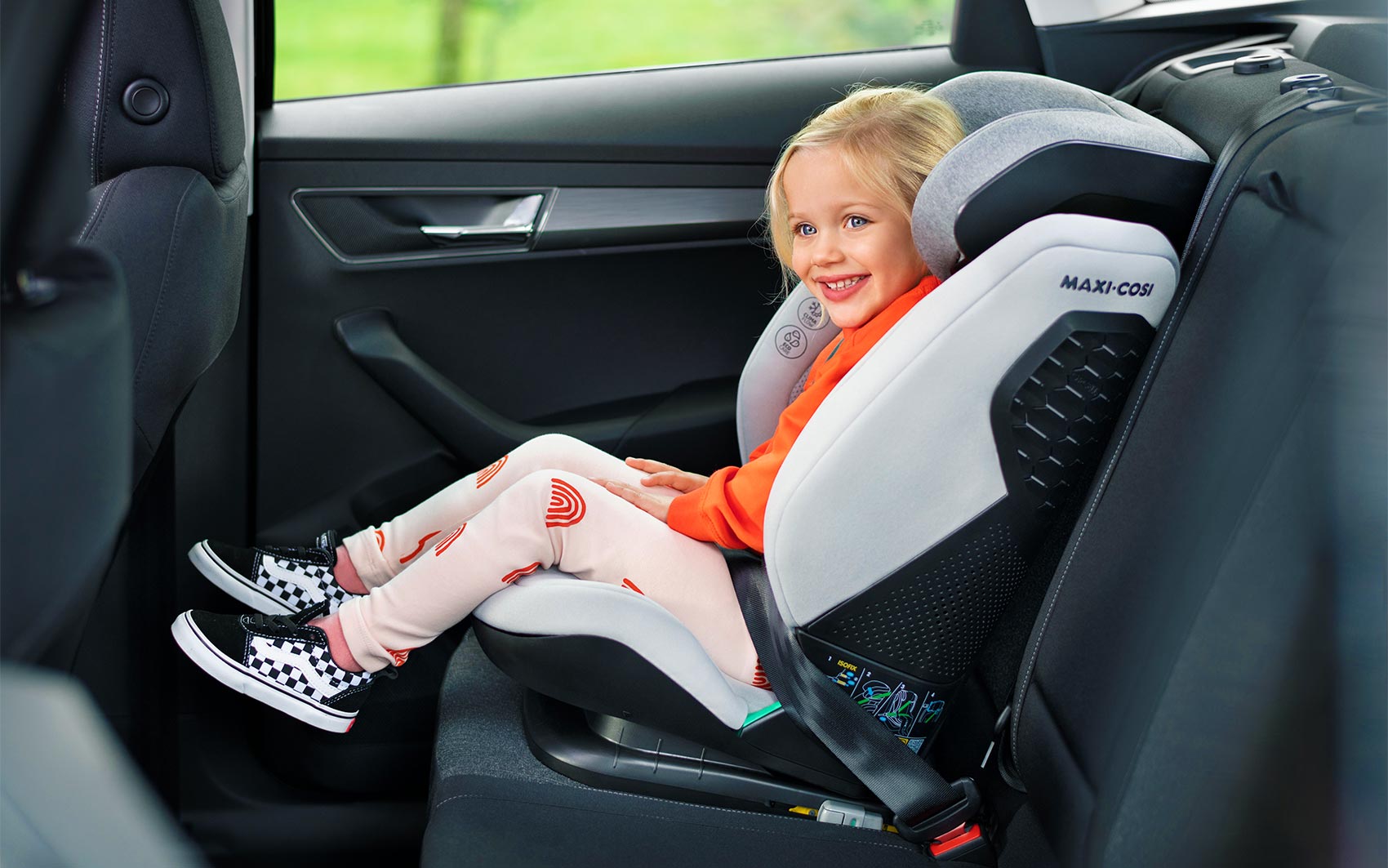 Maxi-Cosi RodiFix Pro i-Size - автокресло с девочкой в машине
